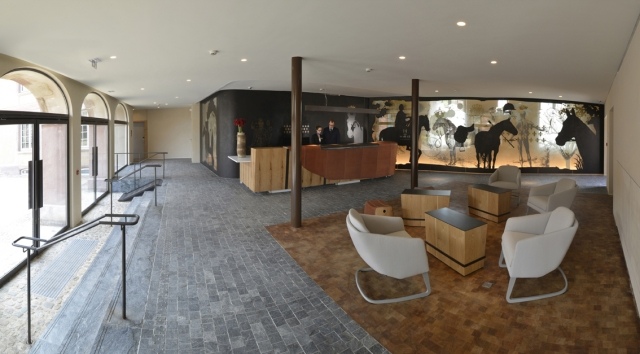 dizajnový hotel veľké okná ľahké murivo z prírodného kameňa