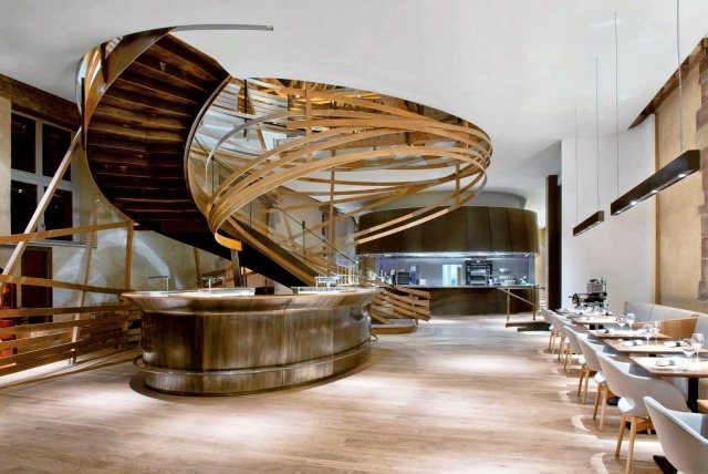 dizajnový hotel zakrivené schodisko neformálne v prízemí