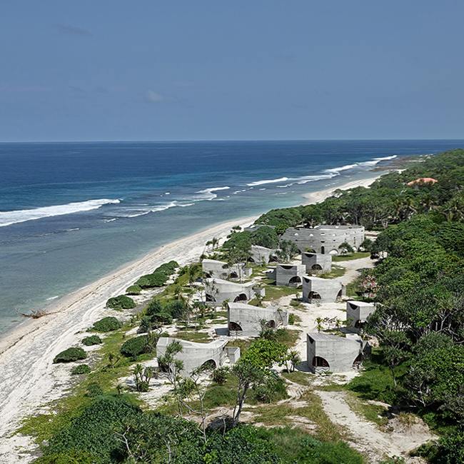 Stredisko vilových budov pripomínajúcich zrúcaninu-betónový ostrov Vanuatu La-Plage du-Pacifique