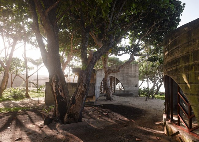 Fotografie hotela vo výstavbe na pláži palmy záhradné betónové konštrukcie