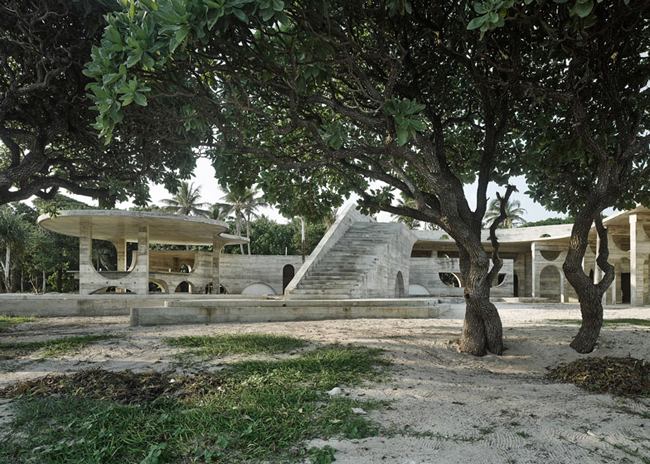 Betónový hotel tienisté stromy-systémové schody-Kristin Green-Architecture