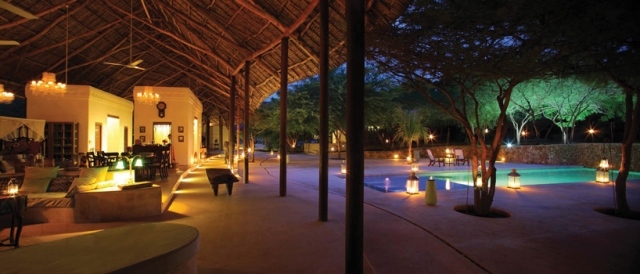 Ubytovanie na verande osvetlenej Nymbami v nočnom vonkajšom bazéne Atmosféricky osvetlená terasa s bazénom Urko-Sanchez