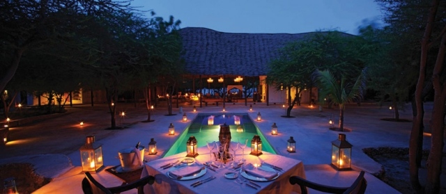 Dizajnový hotel na lesnej terase atmosféricky osvetlený lampami design-hotel-terasa-lami-ostrov-kenya-architekt-urko-sanchez-red-pepper-house