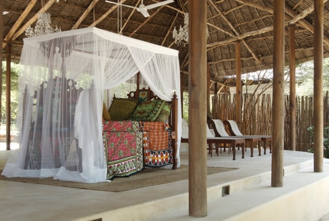 exotické ubytovanie v luxusnom hoteli v lamu keni s výhľadom na more exotický-hotelový komplex-posteľ s baldachýnom-orientálne-textilné ozdoby
