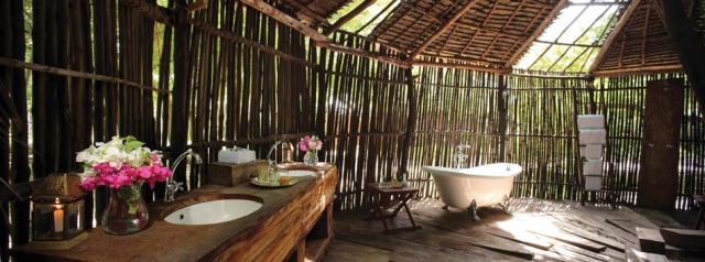 Luxusná suita s vonkajšou kúpeľňou a veľkým sprchovacím kútom Luxusný dizajn vonkajšej kúpeľne s ochranou obrazovky z drevenej tyče a drezu