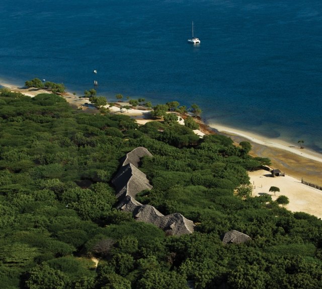 hotel červenej papriky sa vinie stromami udržateľná architektúra-urko-sanchez-červená-paprika-dom-lamu