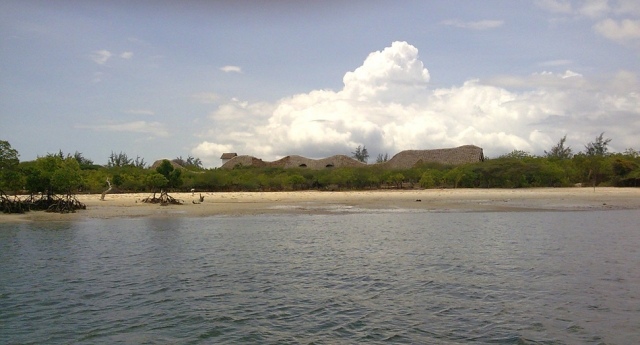 Hotel v organickej forme splýva so svojim okolím piesočno-plážový-lamu ostrov-urko-sanchez-boutique-hotel