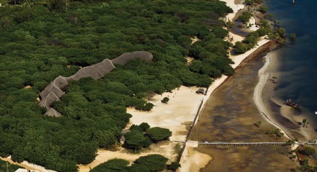 Pobrežný les na ostrove Lamu - skrytý butikový hotel vo svahilskom štýle malebná rastlina-akáciový les-pláž-urko-sanchez-červená-paprika-dom