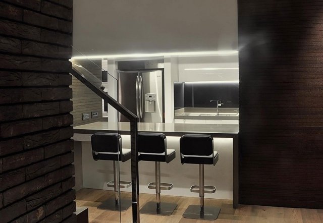 Myšlienky bytového zariadenia povrch kuchynskej tyče lesklá tehla