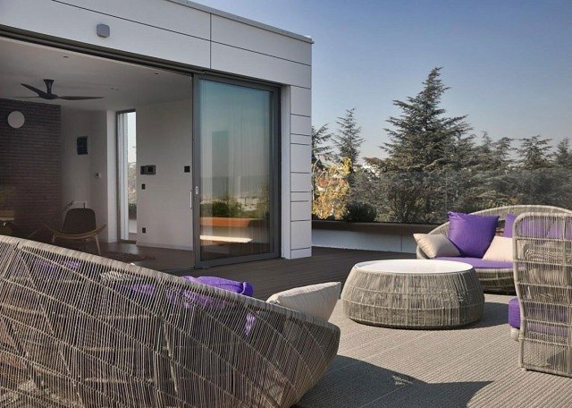 Zariadený dvojúrovňový obývací nábytok s veľkou terasou