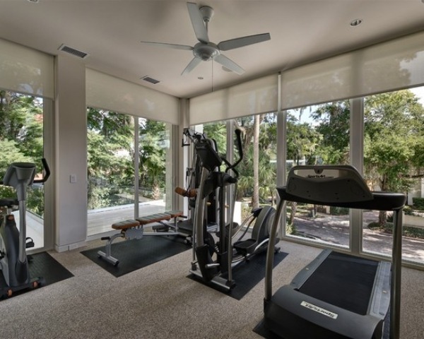 domáca telocvičňa stena budova okno výhľad do záhrady okno domácej telocvične výhľad do záhrady