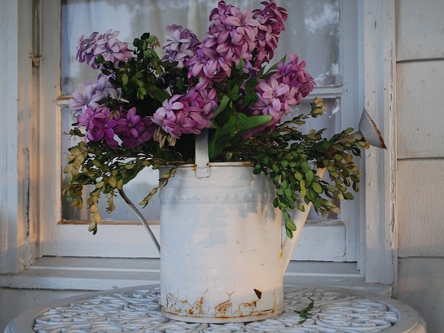 Dizajn v záhrade používa staré nádoby