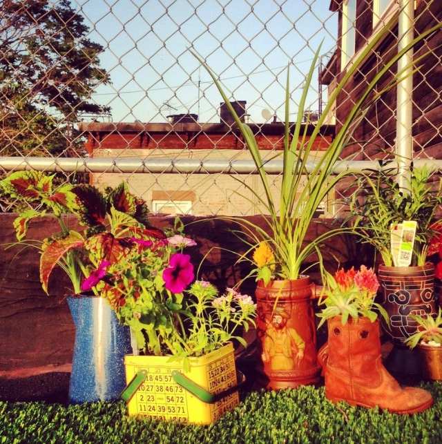 zaujímavá dekorácia staré kúsky kvetov pôsobia originálne