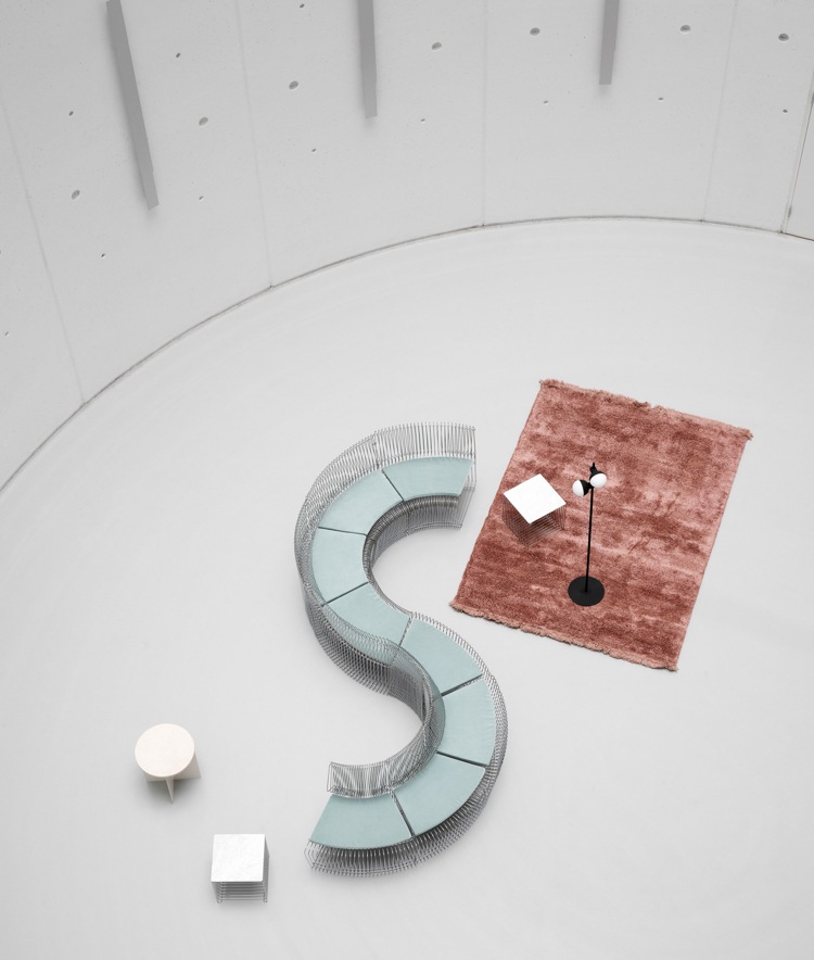 Dizajnová klasická stolička v kombinácii retro s obývacou časťou a obývacou izbou