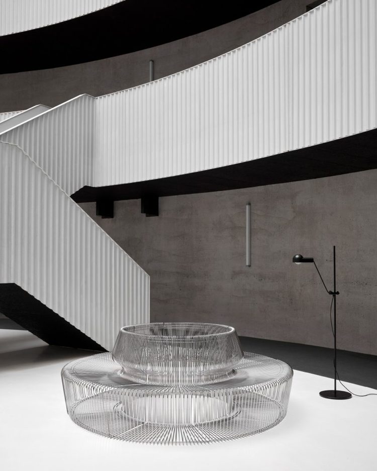 Navrhnite klasický modulárny kovový rám stoličky na stoličku