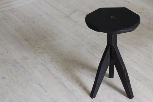 Odkladací stolík-čierny dizajn Chiseler-Stool