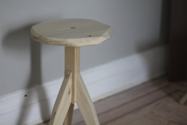 Trojnohá stolička zo svetlého dreva Chiseler