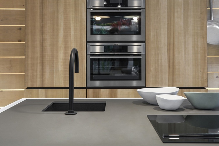 dizajn-mini-kuchyňa-matná-pracovná doska-varná doska-drez-čierna