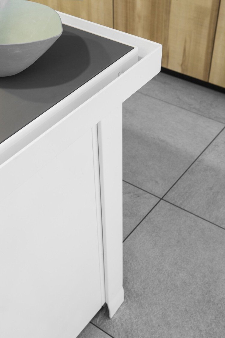 dizajn-mini-kuchyňa-biely-držiak na uteráky