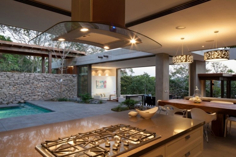 Svetelný dizajn pre útulnú atmosféru dizajn kamenná záhrada bazén terasa moderné stropné plachty osvetlenie