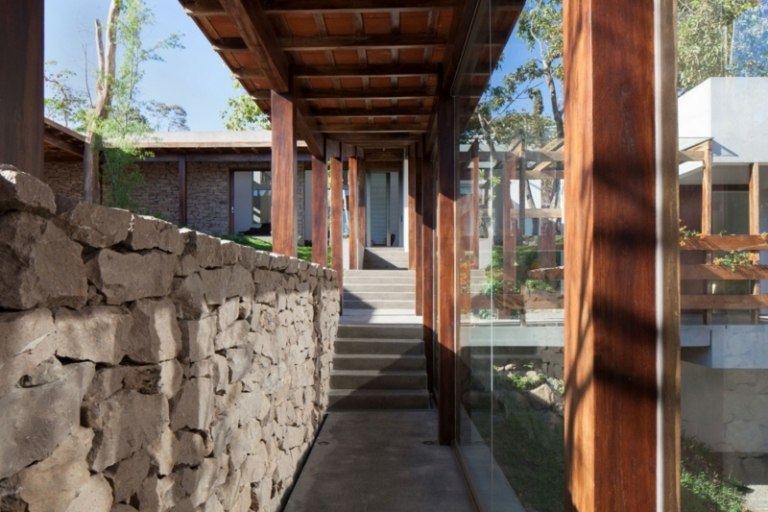 Záhradu lemujú chodníky dizajn s kamennými a záhradnými avenue stenovými oknami drevené trámy