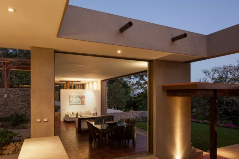 Dizajn s kameňom a záhradou - terasa s výhľadom na oblohu dizajn kamenná záhradná terasa otvorená strecha nápad osvetlenie teplé