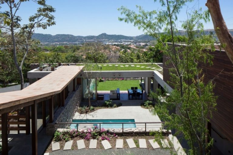 Dizajn s kamennou a terasovou záhradou kamenný záhradný bazén bazén terasa terasa záhradná cesta nápad