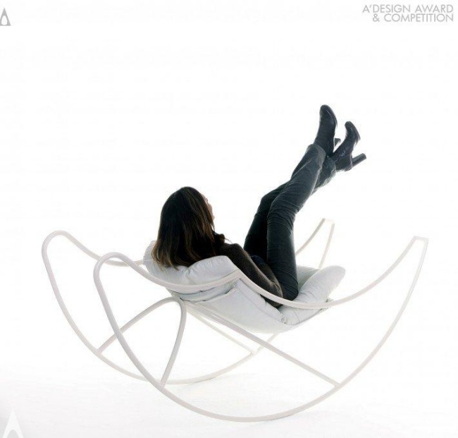 Kreslo na relaxáciu nábytku v kovovom ráme Moderné hojdacie kreslo s relaxačným nábytkom v kovovom ráme