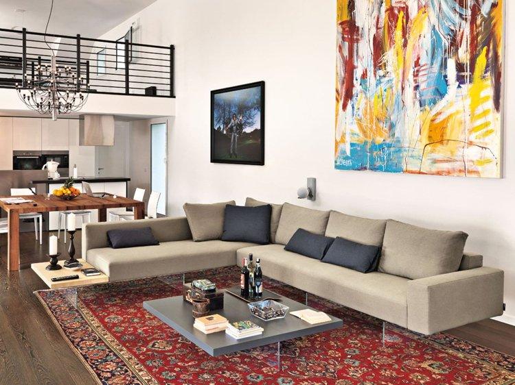 Veľkorysá rohová sedačka v neutrálnych farbách do obývačky dizajnová pohovka-rohová sedačka-béžové-vankúše-sivá-vzduch