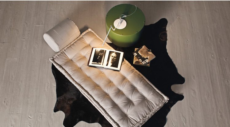 Opravte sedací nábytok - podložku na spanie, vankúš a nočný stolík moderný-sedací-nábytok-karimatka-ležiaci-spací-funkcia-praktický