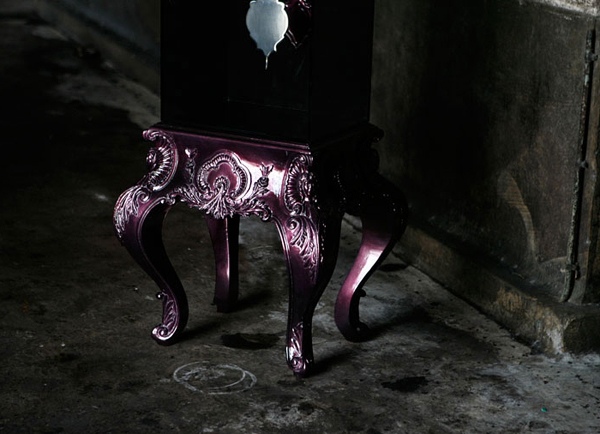 Hodiny pre dedka v štýle bocadolobo v barokovom štýle fialovej farby