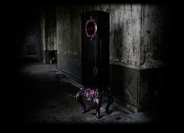 dizajnové kyvadlové hodiny dymové sklo mahagónové drevo