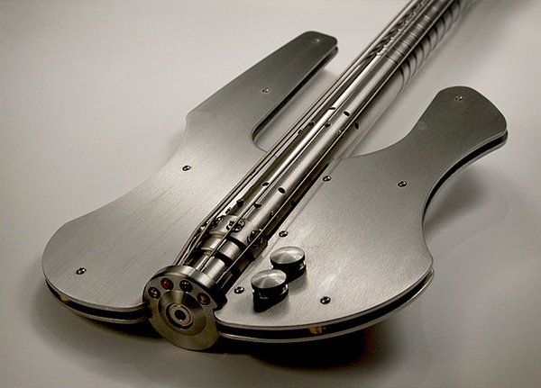 basová gitara, prvok tela z nerezovej ocele, návrhár stan potyrala