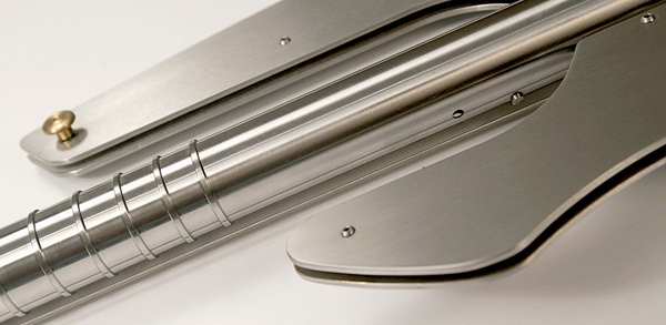 dizajnová basgitara z nerezovej ocele, telo stanu potyrala