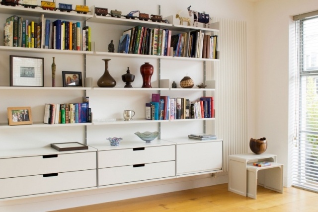 Dizajnový bočný stolík všade robí dekoráciu zodpovedajúcu obývacej izbe