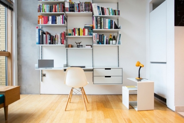 Dizajnový príručný stolík svetlá miestnosť s mnohými policami z dreva