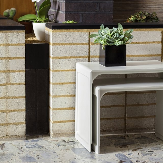 Dizajnový kvetináč v dvoch veľkostiach jednotlivo alebo v kombinácii