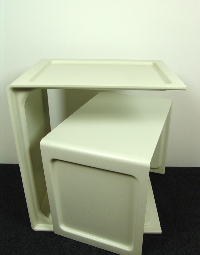 Odkladací stolík k dispozícii v dvoch veľkostiach, kombinujte malé veľké