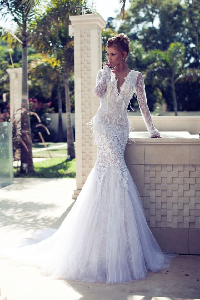 couture svadobné šaty s výstrihom, výstrihom a perami Nurit Hen 2014 couture-svadobne-saty-v-výstrih-krajkové rukávy-perie-Nurit-Hen-2014