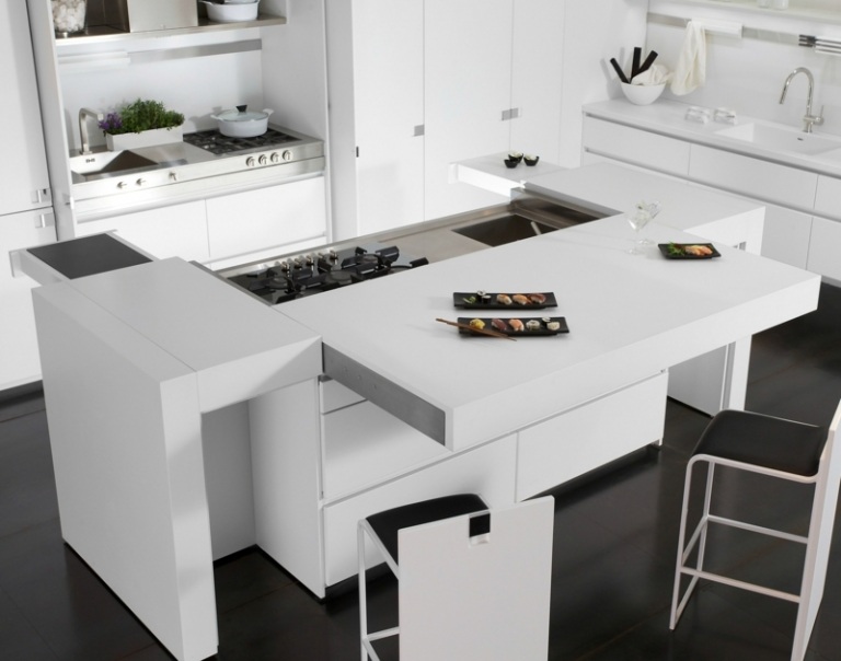 kuchyňa s ostrovčekovým originálnym dizajnom barových stoličiek v bielej farbe, oceľový akcent