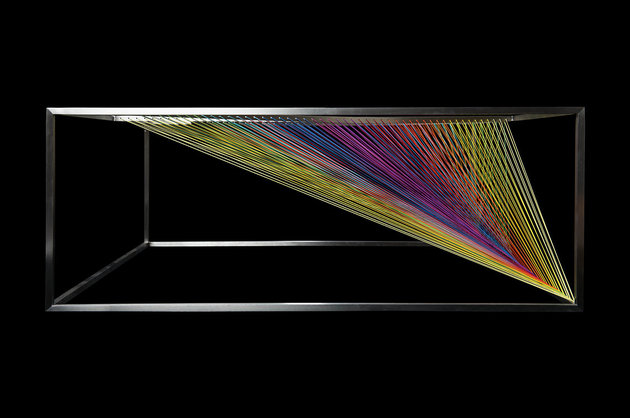 konferenčný stolík sklenený hranol vzhľad maurie novak farebné gumičky Dizajnový konferenčný stolík zo skla prisma look maurie novak