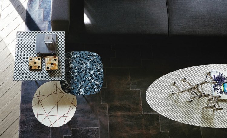 Retro vzhľad v obývacej izbe s dizajnovým konferenčným stolíkom Cattelan farebný konferenčný stolík rôzne vzory moderný vzhľad