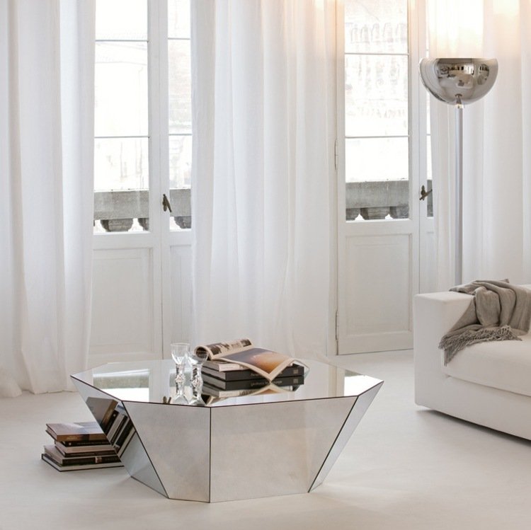 Lesklý konferenčný stolík v úplne bielej obývačke Moderný konferenčný stolík s vysokým leskom v tvare diamantu