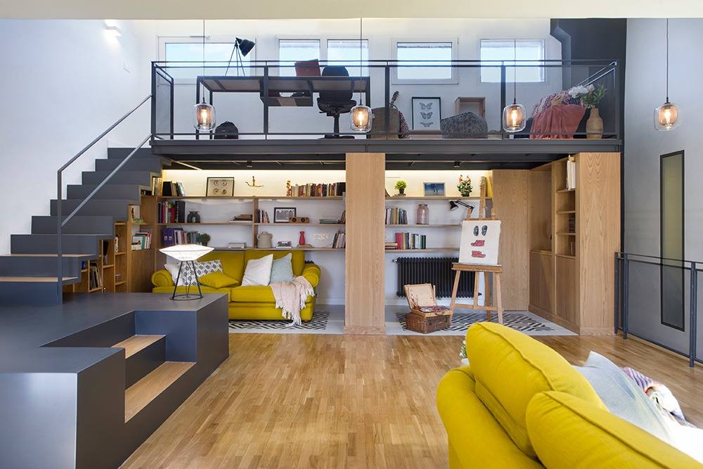 zábavný priestor vedľa schodiska s pracovným priestorom vyššie