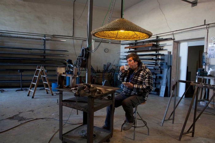 Efektné stropné svetlá sú vyrobené v malej dielni ručná lampa závesná lampa workshop španielsko mis más