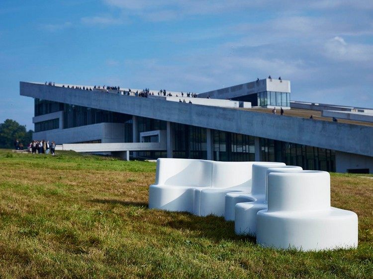 Dizajnová záhradná sedačka Cloverleaf pre vnútorné i vonkajšie použitie Dizajnová záhradná sedačka verpan-ďatelina-zvnútra-zvonka-elegantná