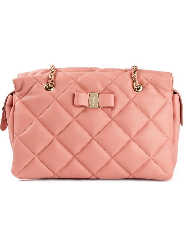 SALVATORE-FERRAGAMO-kabelka-na rameno-ružovo-prešívaná-zlatá-retiazky