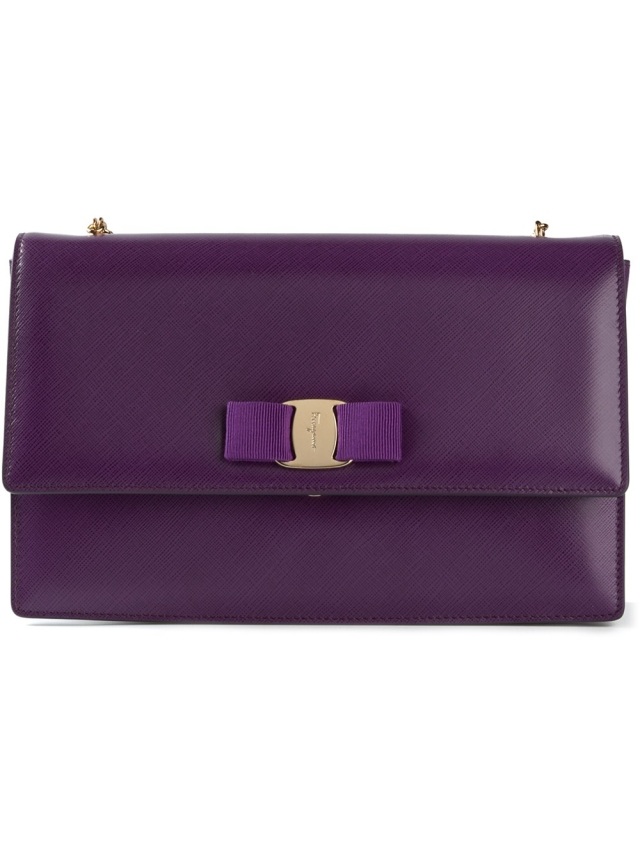 SALVATORE-FERRAGAMO-taška cez plece-purpurovo-zlatá-retiazka