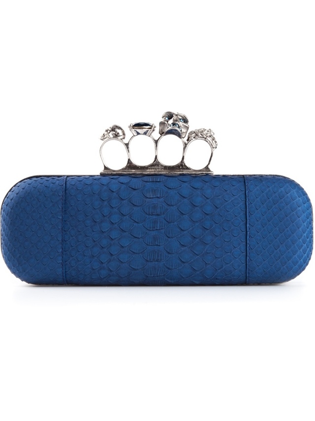 ALEXANDER MCQUEEN spojka predĺžená námornícka modrá kĺby lebka ALEXANDER-MCQUEEN-spojka-predĺžená-námorná-modrá-mosadzná kĺbová spojka-lebka