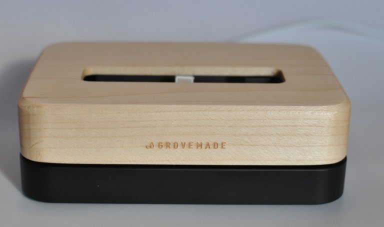 nabíjacia stanica pre mobilný telefón vyrobená z oceľového dreva javor jednoduchý smartphone